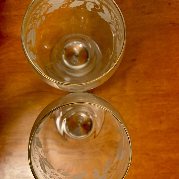 2 Gold Rim Water Goblets/Wine Glasses Etched with Holly and flowers 7 3/8” - Picture 5 of 8